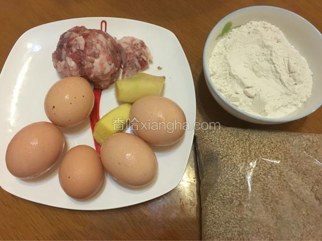 准备食材！姜切成短细丝或末；肉切成末备用！