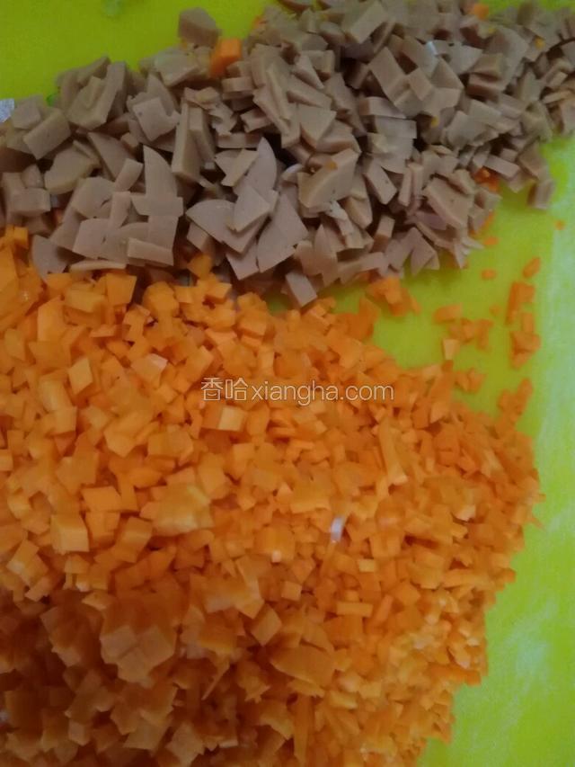 胡萝卜，火腿肠切粒备用