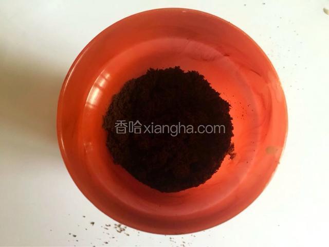 奥利奥饼干放入花盆容器底部，加入一层酸奶

