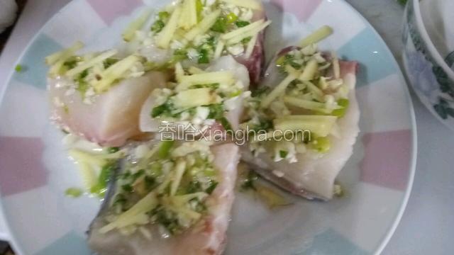 再铺上一些姜丝