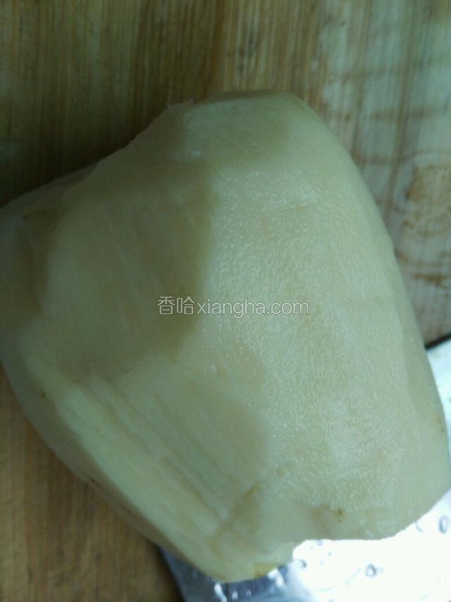 将藕去皮洗干净