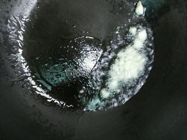 锅里热油，爆香蒜末