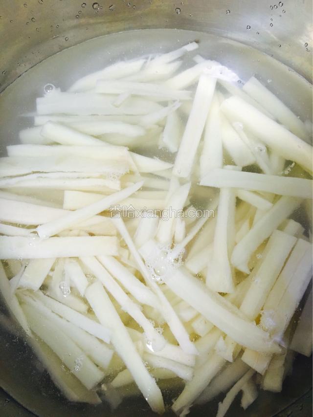 莲菜削皮洗净，切条，浸泡在清水中备用。