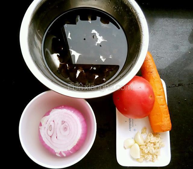 准备食材，木耳泡发四十分钟左右，胡萝卜番茄洗净，洋葱去头去根后浸泡在纯净水中(切是不辣眼睛)。
