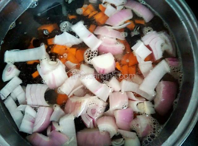 开火上锅，加入可以没过食材的水，开锅后，倒入食材，焯熟，大概四分钟。