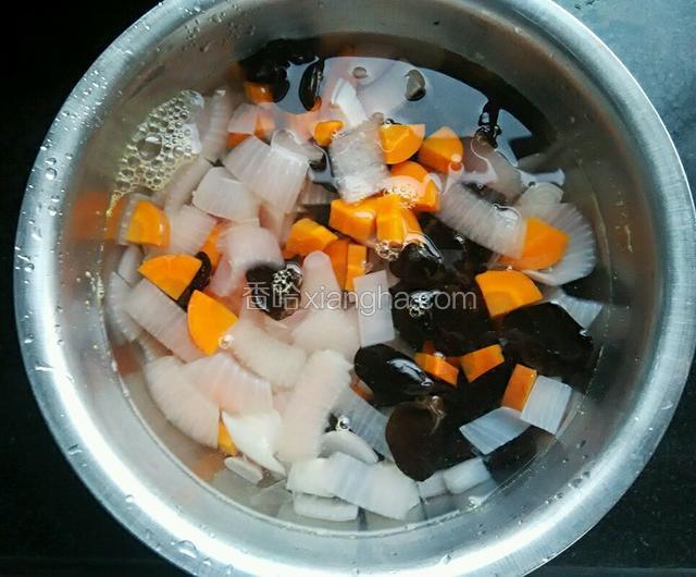 焯熟后捞出来，迅速倒入冷水中，冷却，口感更好。