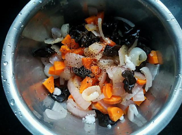 之后，把食材利干水，加入之前准备的味极鲜等调料。