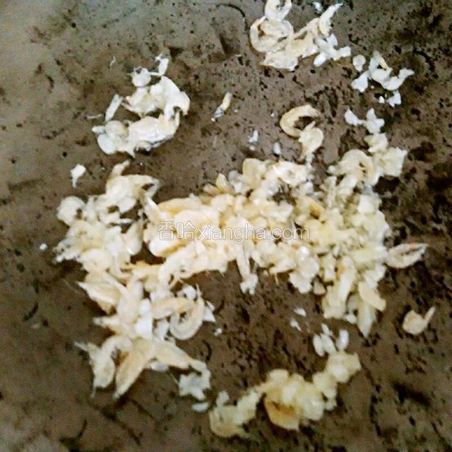 再开火，加一点油，把蒜末和虾皮爆香。大概半分钟。