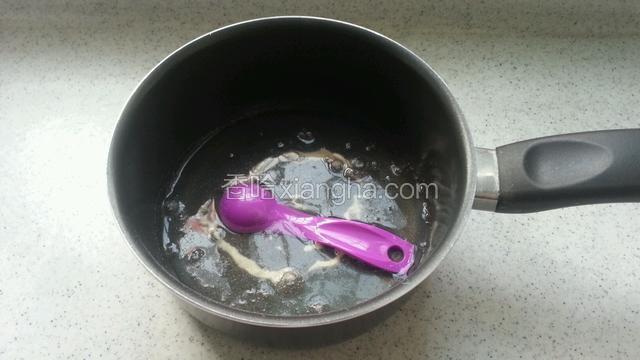 先取100ml水充分浸泡吉利丁粉5分钟
（呃 勺子不小心掉进去了）