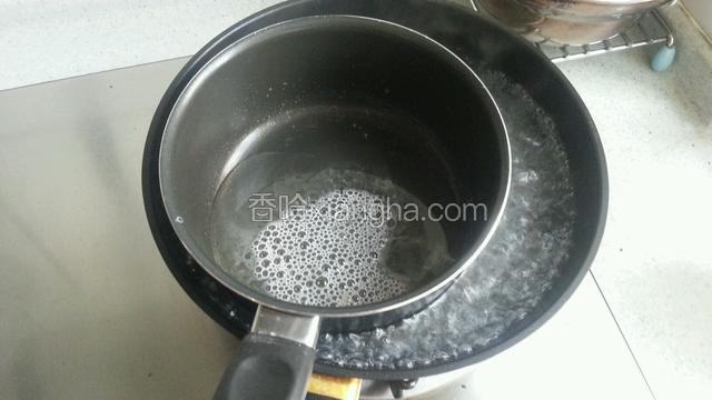 隔水加热使吉利丁粉充分溶解