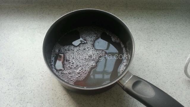 加入剩余的水，果泥与吉利丁溶液搅拌均匀