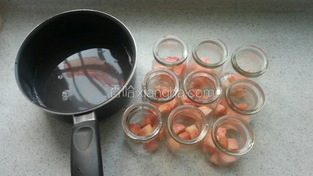 溶液静置放凉 桃丁放入容器中
