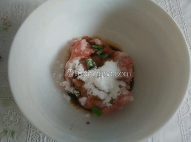 肉馅放酱油，料酒，盐，淀粉，葱花
