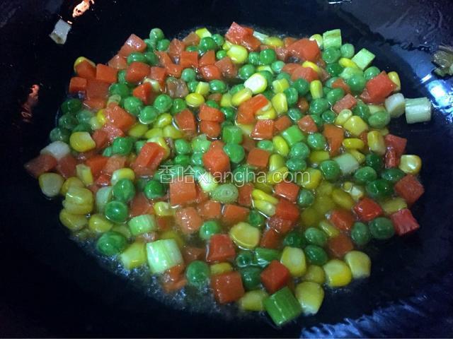 热锅冷油，油热加入葱花炒香加入什锦蔬菜丁翻炒

