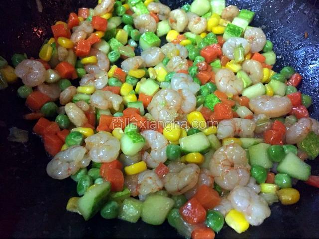 加入黄瓜和虾仁翻炒至虾变色，撒适量盐
因为会炒出水分，而且蔬菜丁不易入味，所以淀粉加入适量水和成水淀粉勾薄欠