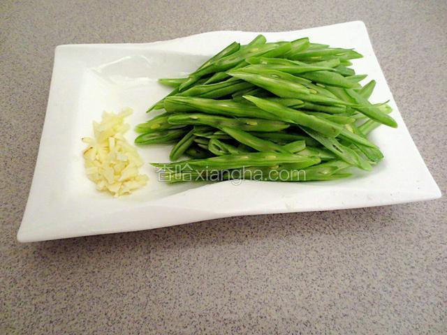 大蒜切末，四季豆摘除豆筋切丝。