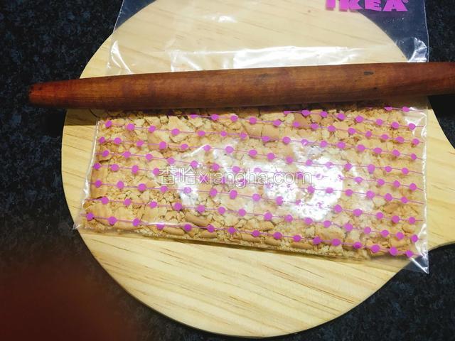 消化饼干用擀面杖碾碎。
