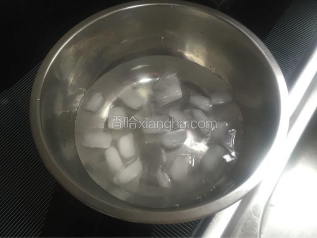 芦笋开水煮1分钟放入冰水