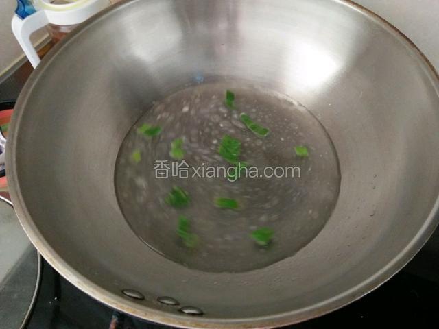 热锅下油，油热葱爆香，加两碗水