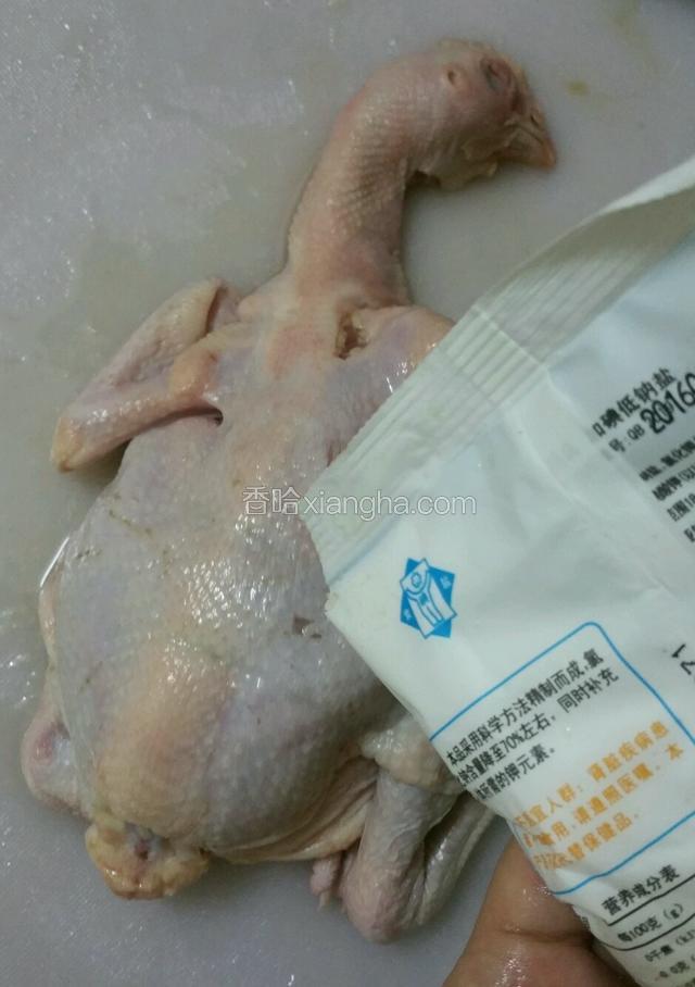 先把全身都抹上适量的盐（肚子里面也要抹）