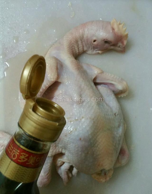 再抹上适量的生抽（肚子里面不要忘记，也要抹上）