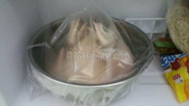 盖上保鲜膜，放入冰箱冷藏4小时以上没有冰箱或者保鲜膜的可以直接盐腌制4小时）