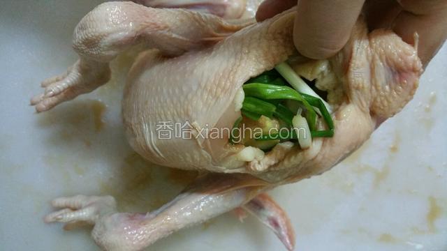 把葱跟姜，蒜全部塞进肚子里
