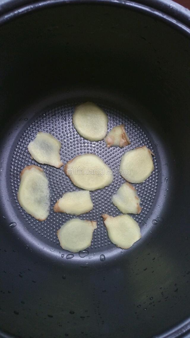 姜片铺在电饭锅底部
