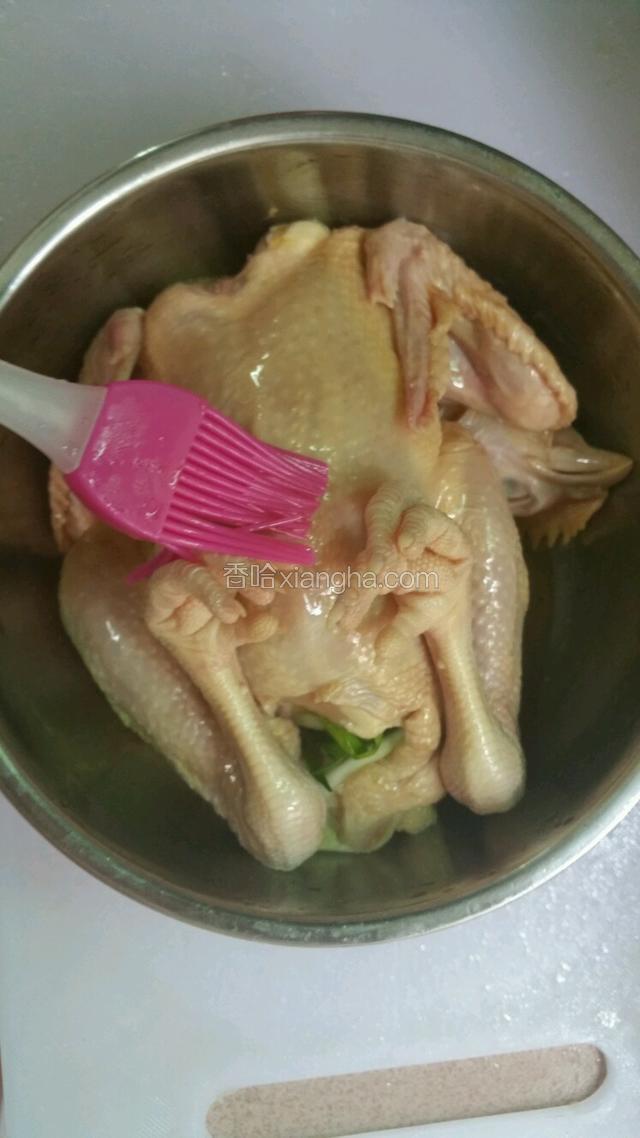 给鸡全身再抹一遍生抽，刷一层油