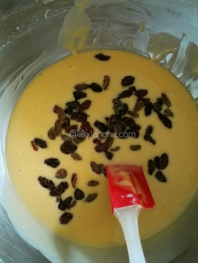 蛋糕糊里加入适量的葡萄干继续翻拌均匀备用