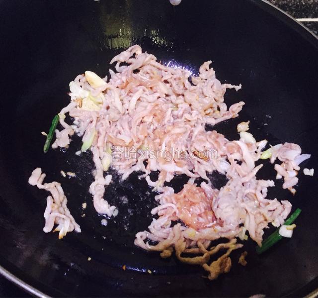 倒入提前腌制好的鸡丝快速翻炒，鸡肉经料酒，淀粉和盐腌制后特别容易熟 


