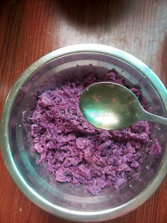 加3勺蜂蜜拌匀（去掉可能去掉的纤维）