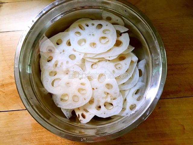 藕片开水放锅里淖一下，水里稍放一点盐，再次开锅后马上捞出藕片，用凉水冲凉放盆里备用。