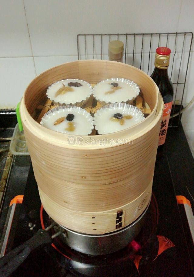 倒入托子，撒上葡萄干。