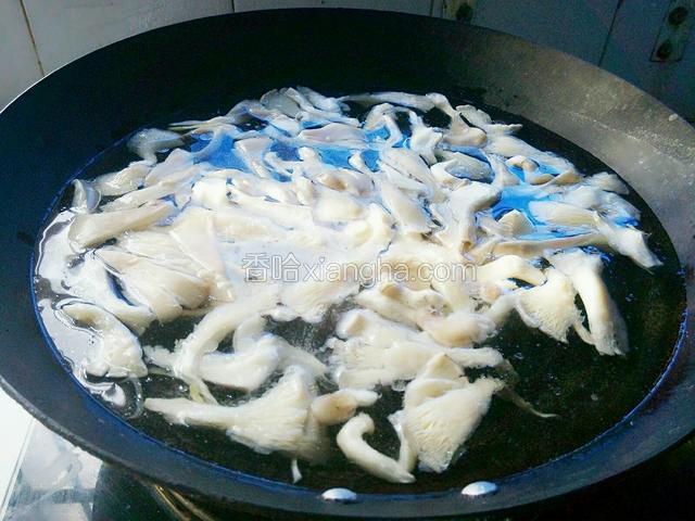 水沸腾后放平菇下去煮，汤沸腾后，用勺子撇去浮沫。