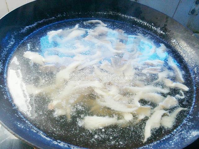 待平菇煮熟了，再放肉片煮一会儿，煮熟即可，放味精和盐搅拌一下出锅。