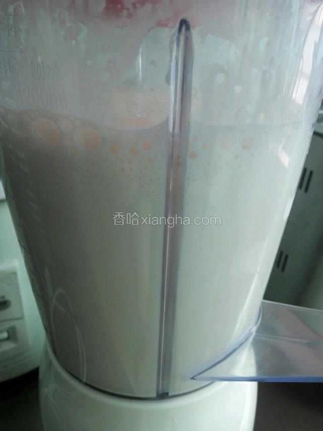 一分钟搅拌成奶昔了。是不是很方便呢？