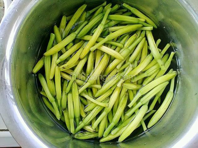 黄花菜用冷水清泡半个小时。如果买黄花菜的时候开花了，记得一定把花蕊摘下来，因为开了花的黄花菜是不能吃的。要是想吃的话，只能把花蕊摘了才可以吃。