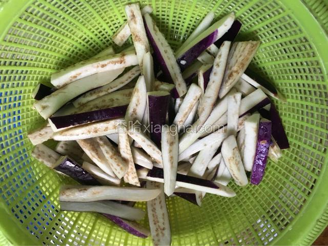 茄子沥干水分然后撒上适量盐腌下