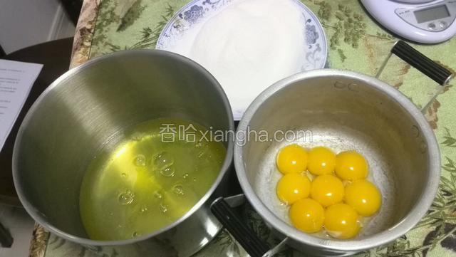 低筋粉玉米淀粉过撒三遍，鸡蛋分离蛋清和蛋白。