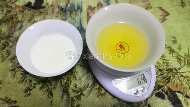 牛奶和玉米油过称。