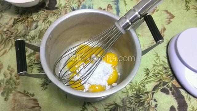 用手动打蛋器搅打。