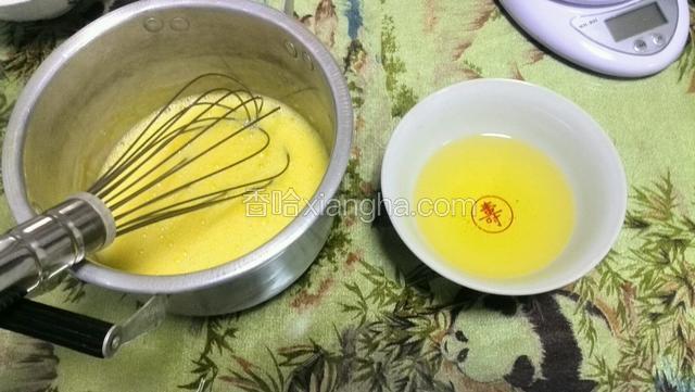 分三次加入玉米油搅打均匀。