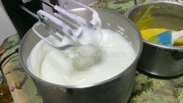 加入细砂糖高速继续打60秒转低速打60秒，这时的蛋清应该是很细腻而且出现弯沟了！
