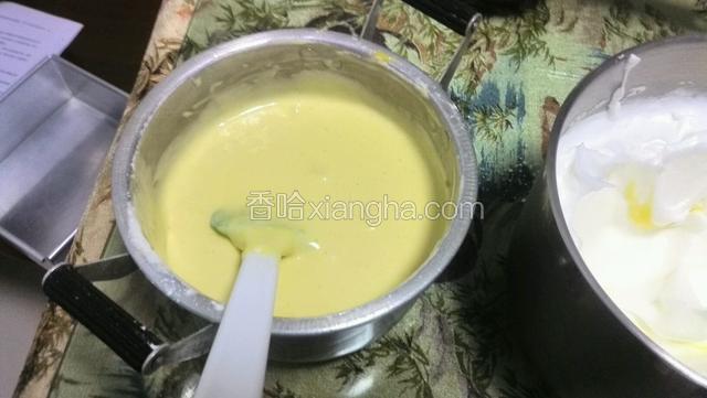 再次把蛋黄糊倒入蛋清中混合翻拌均匀。