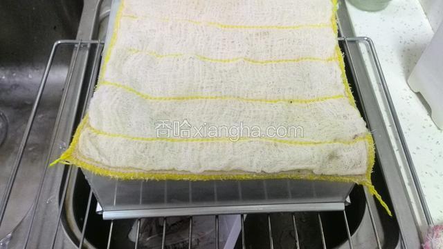 烤完后马上倒扣网格上冷却，盖上湿毛巾，3个小时后拿出脱模！注意不倒扣肯定瘫了这步很重要奥！