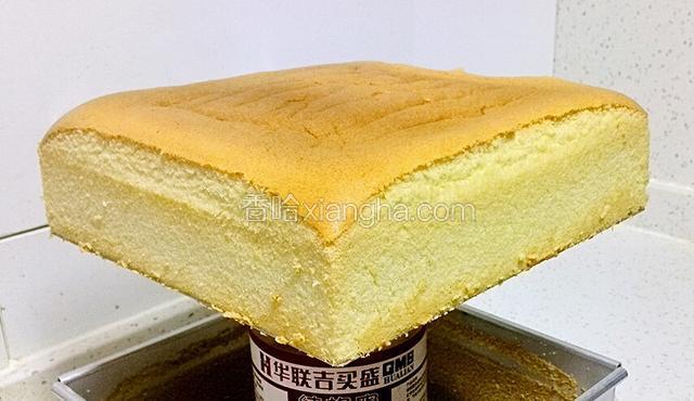 冷却后的蛋糕脱模很容易了！