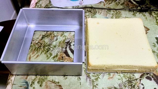 切开的蛋糕片放回方模冷藏冰箱。