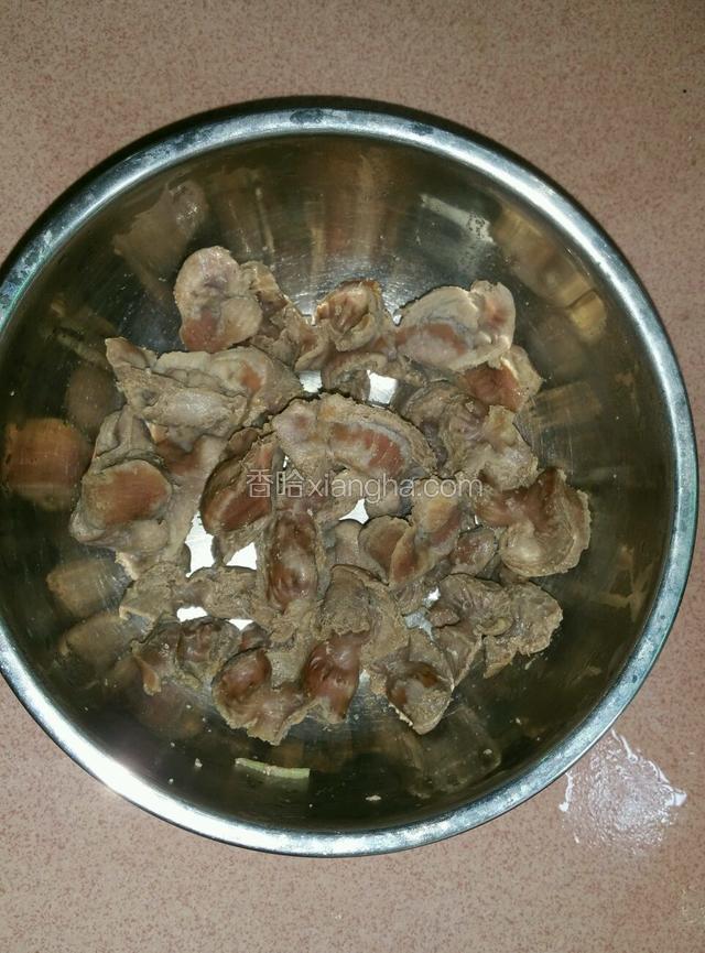 鸡胗煮好后捞出（只要鸡胗，其他的都不用了）

