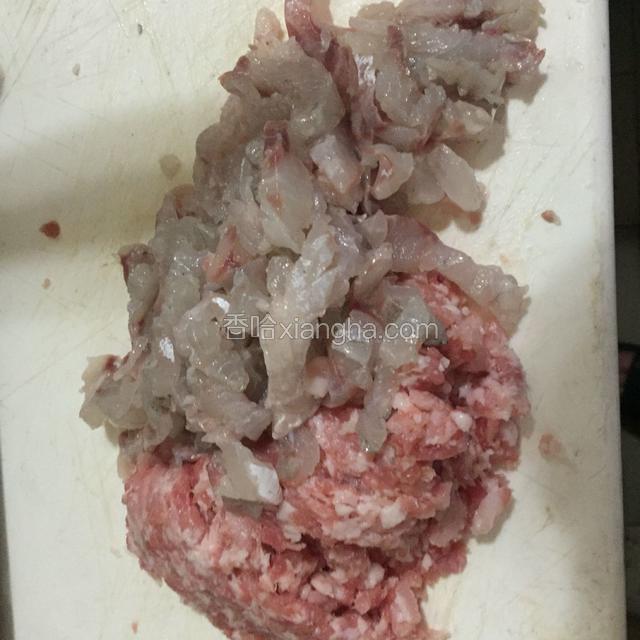 鱼肉和五花肉切丁儿，和在一起跺成泥。